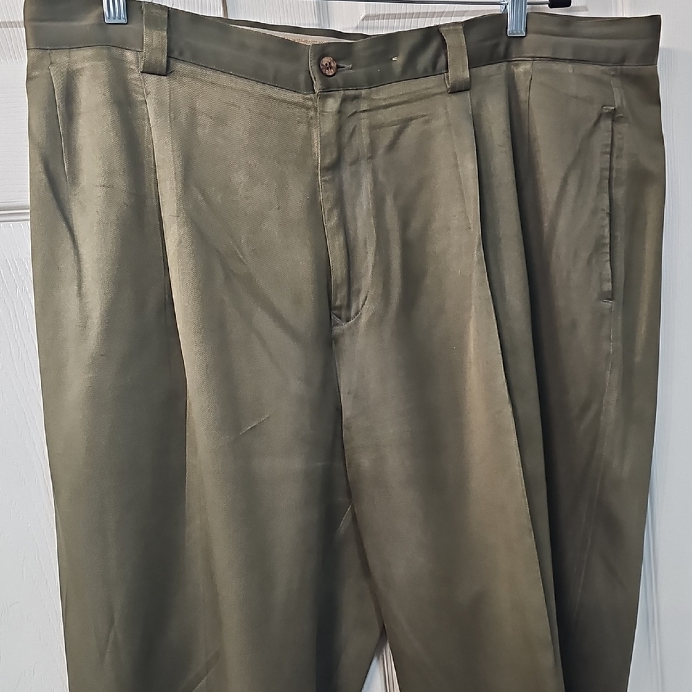 Tommy Bahama Size 42 Men's Olive Green 100% Silk Dress Pants Pleated No Cuffs